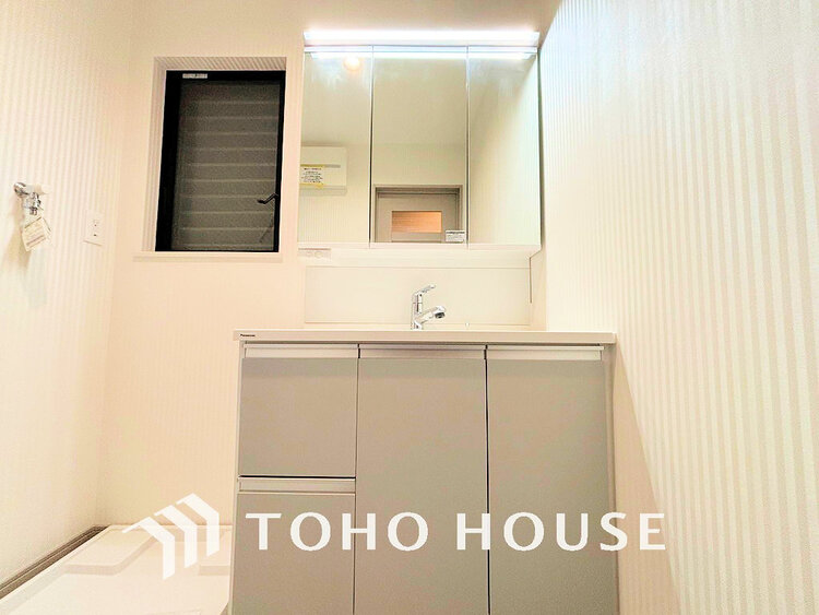 洗面 洗面台には三面鏡を採用。身だしなみを整えやすく収納量も良好です