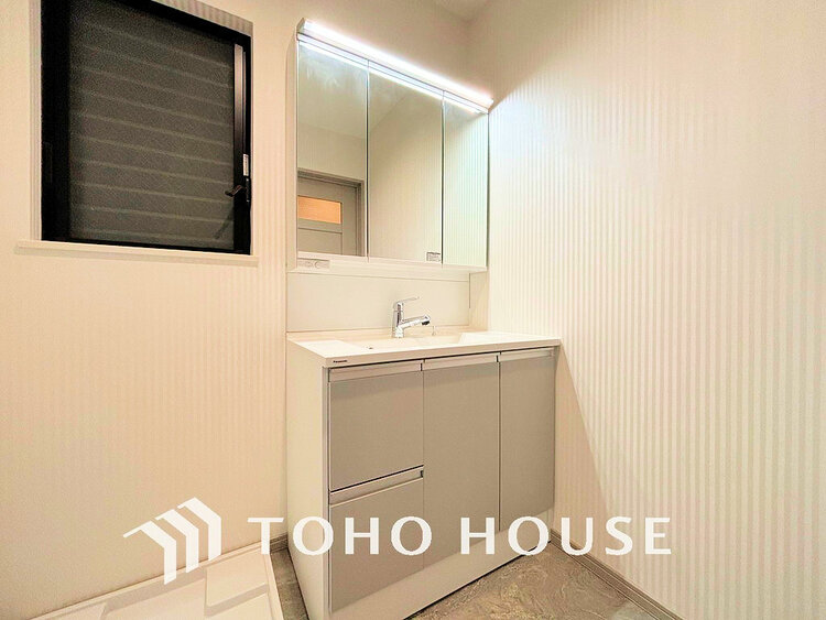 洗面 落ち着きのある色合いでまとめられた洗面室