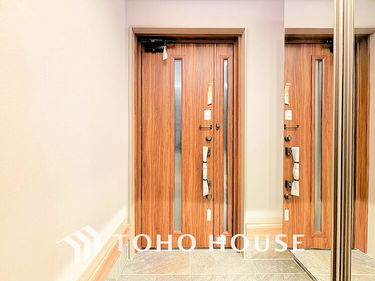 玄関 飾リ過ぎないシンプルな内装と偏り過ぎないデザインの玄関