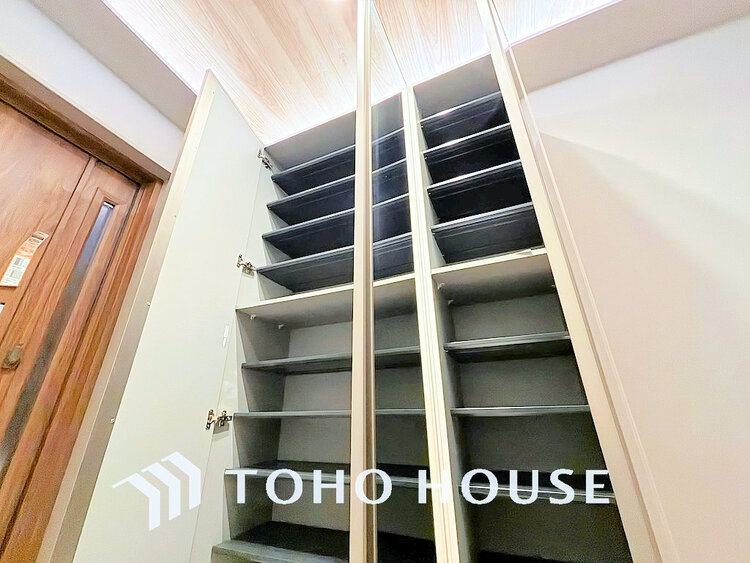 玄関 天井まである玄関収納はご家族分の履物も余裕で収納可能