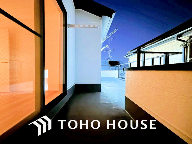 バルコニー 日当たりの良いバルコニーで晴れの日の洗濯物も楽しみになりますね