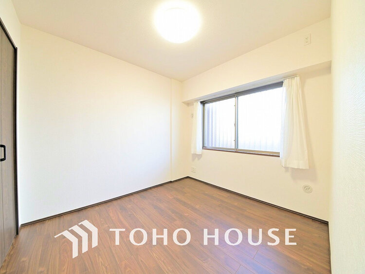 内装 採光もある洋室は、くつろぎのひと時を過ごすのにぴったり