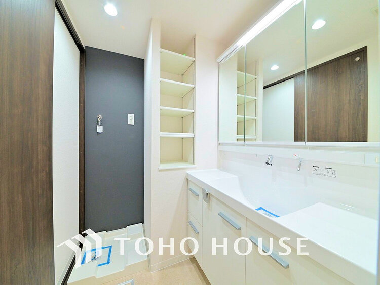 洗面 白を基調とした清潔感のある洗面室で朝の身支度を