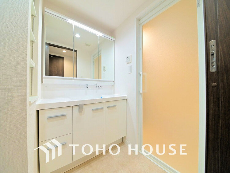 洗面 落ち着きのある色合いでまとめられた洗面室