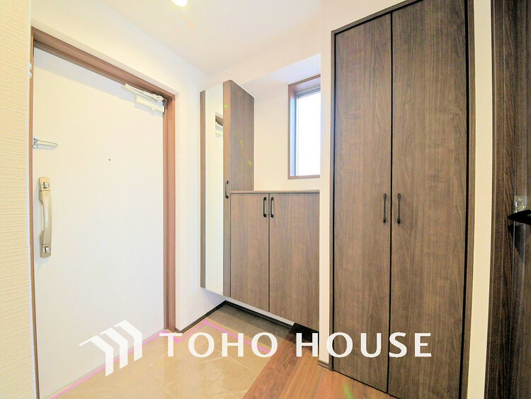 玄関 落ち着いた雰囲気の玄関、家族の帰りを暖かく迎えてくれます