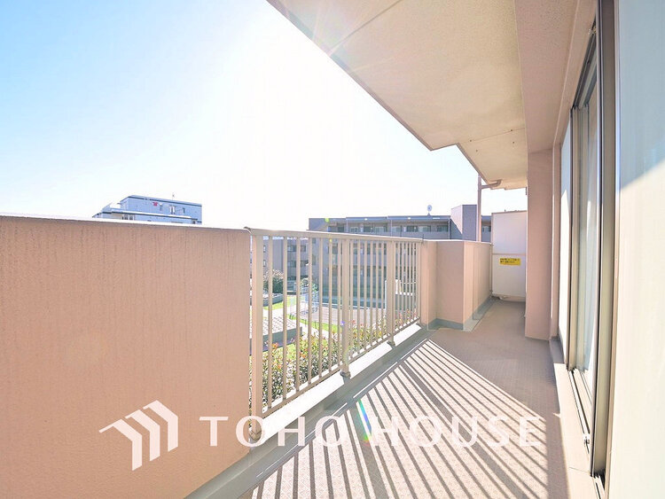 バルコニー 日当たりの良いバルコニーで晴れの日の洗濯物も楽しみになりますね