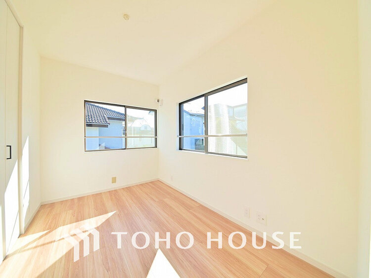 内装 採光もある洋室は、くつろぎのひと時を過ごすのにぴったり