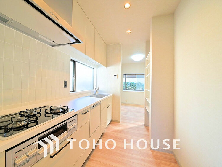 キッチン 落ち着きのあるカラーで統一された清潔感と気品が溢れるキッチン