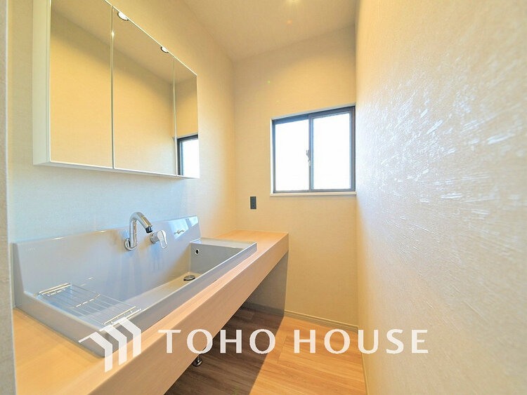 洗面 洗面台には三面鏡を採用。身だしなみを整えやすく収納量も良好です