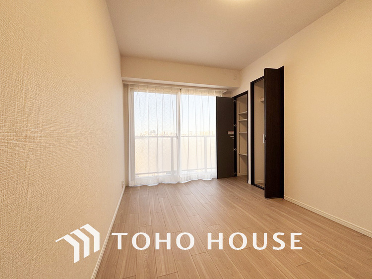 内装 採光もある洋室は、くつろぎのひと時を過ごすのにぴったり