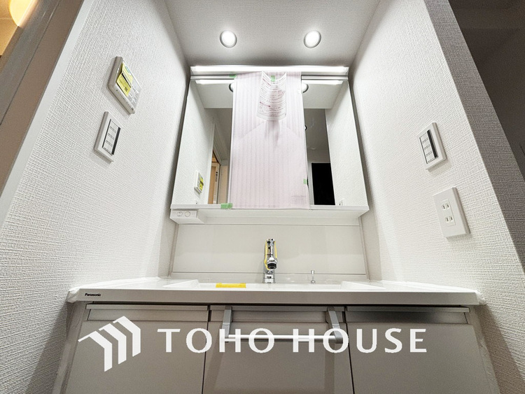 洗面 新規設置の洗面化粧台。収納豊富で使い勝手の良い3面鏡です