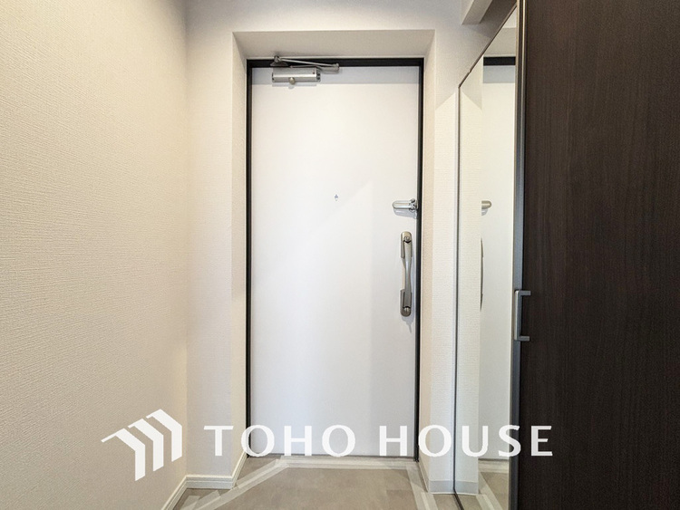 玄関 飾り過ぎないシンプルな内装の玄関