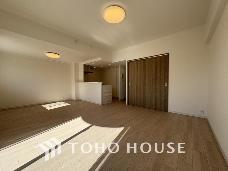 内装 広がりのある住空間、家族が集まるリビング・ダイニング