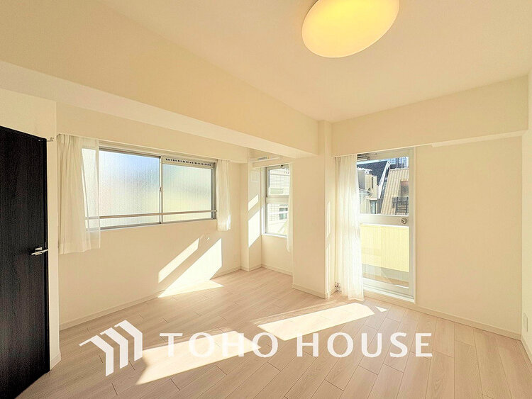 内装 採光もある洋室は、くつろぎのひと時を過ごすのにぴったり