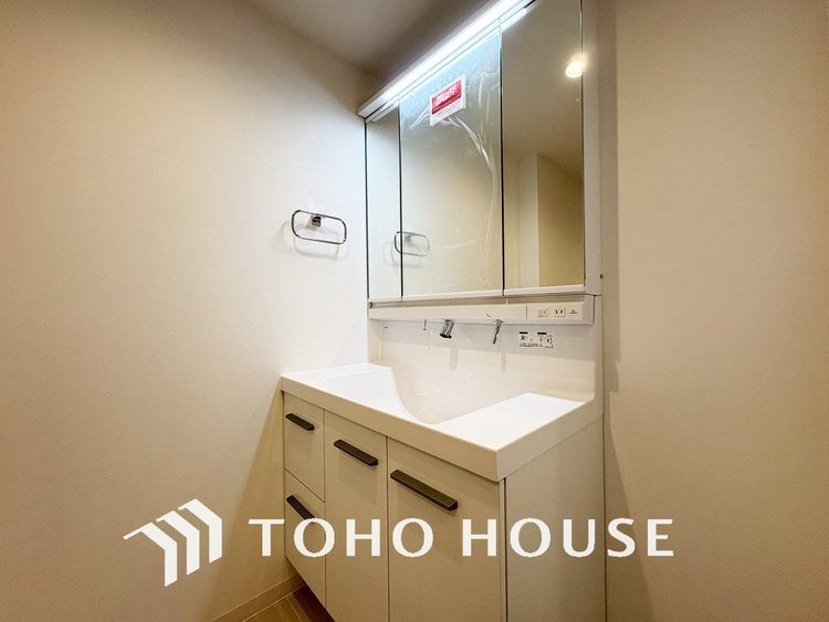 洗面 新規設置の洗面化粧台。収納豊富で使い勝手の良い3面鏡です