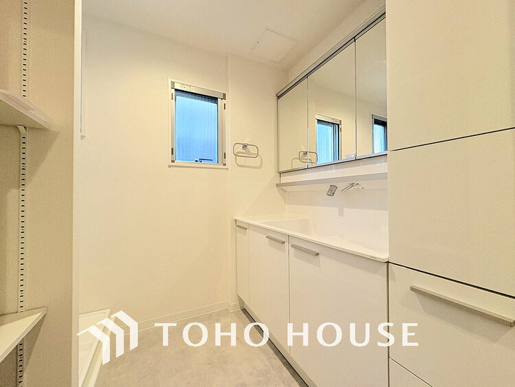 洗面 白を基調とした清潔感のある洗面室で朝の身支度を