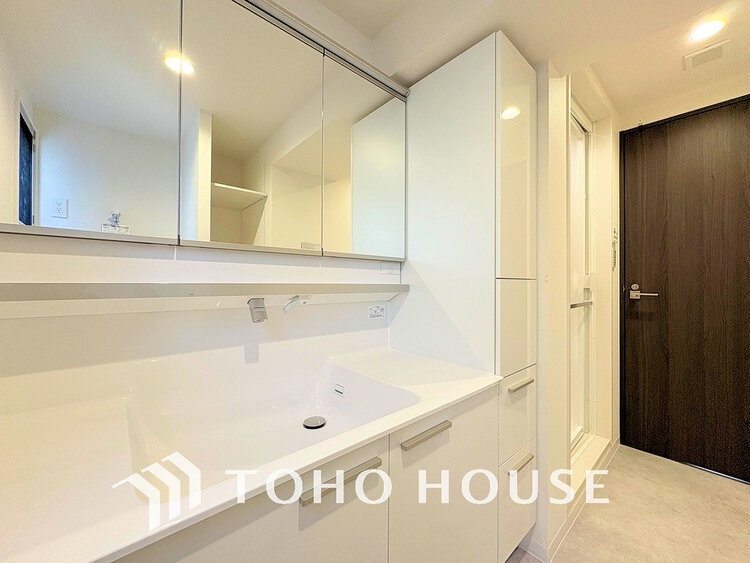 洗面 落ち着きのある色合いでまとめられた洗面室