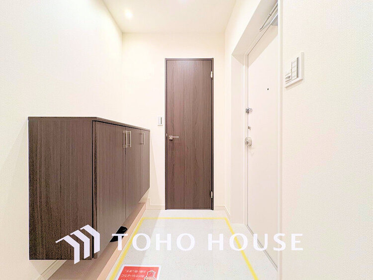 玄関 落ち着いた雰囲気の玄関、家族の帰りを暖かく迎えてくれます