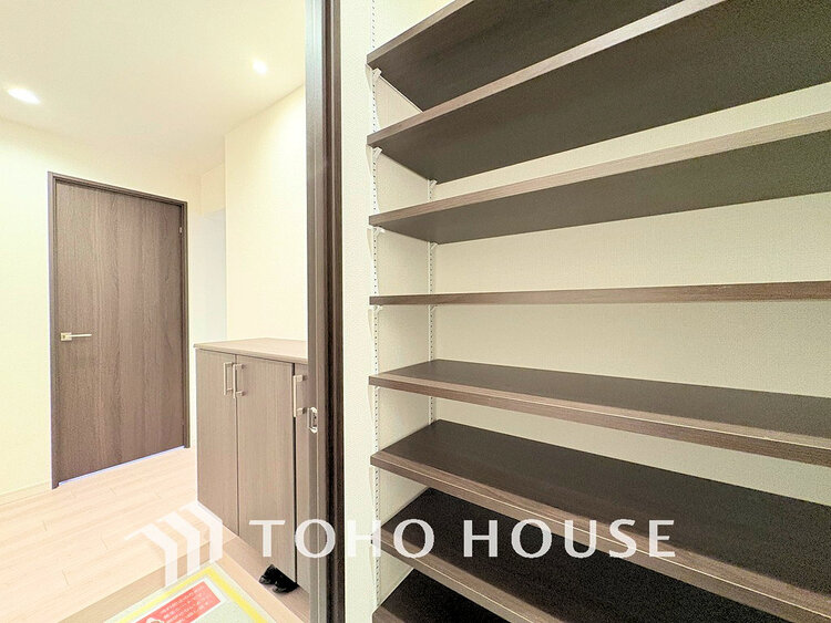 玄関 天井まである玄関収納はご家族分の履物も余裕で収納可能