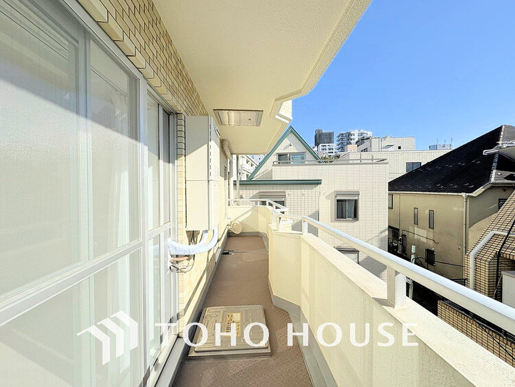 バルコニー 日当たりの良いバルコニーで晴れの日の洗濯物も楽しみになりますね