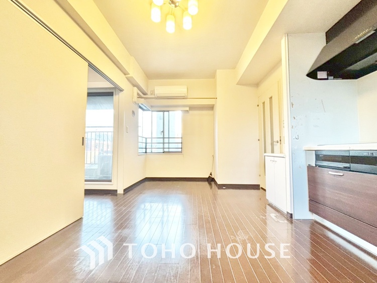 内装 居心地のいい暮らしには欠かせない眩い採光。ゆったりとした幅の窓からこの空間に降り注ぐ採光が絶えない。明るいリビングこそ居心地のいい暮らしが待っているのだと思う。