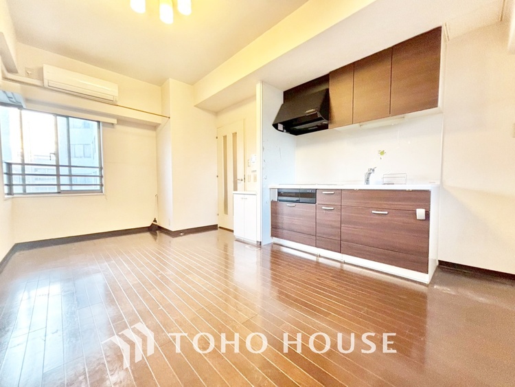 内装 ◆サンサンと◆差し込む太陽の光がこのリビングに笑いをもたらす。ソファの上のクッションがポカポカした暖気にぬくぬくと微睡んでいる。