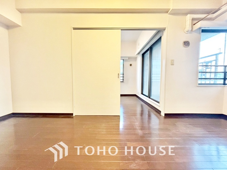 内装 ◆瀟洒な空間◆落ち着きのある彩が見事に調和させた瀟洒な空間を演出。ここに集まる家族の会話と笑顔が絶え間なく続く幸せな空間。