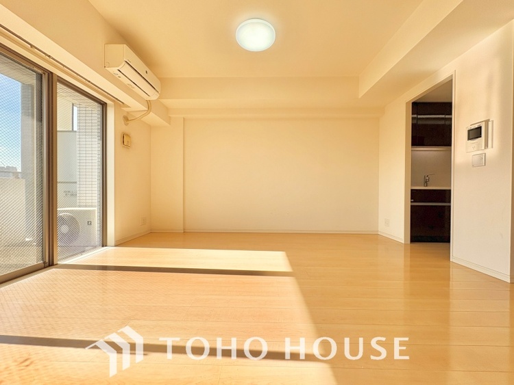 内装 ここにはみんなが集い、食事と楽しい会話が始まる。話に夢中になりすぎて、ついつい時を忘れ夜半過ぎになってしまう。そんな束の間の幸せを感じさせてくれる場所でありたい。