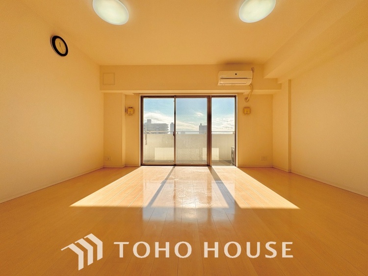 内装 大きなリビングは、高級感漂う設えとゆとりある広さで安心をもたらす特別な場所。暮らしの中心にふさわしい空間です。