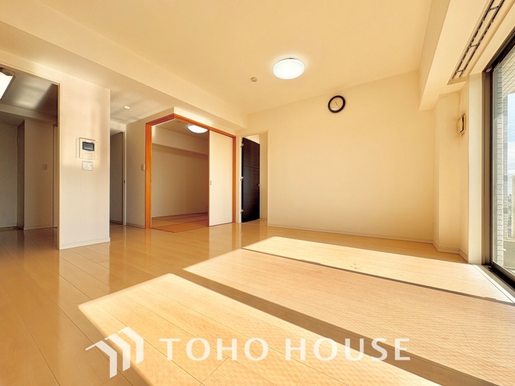 内装 堂々とした広さを誇るリビングは、優雅な開放感と安心感を兼ね備えた上質な空間。ご家族の時間を一層贅沢に演出します。