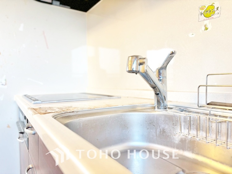 キッチン キッチンは家族の絆を育む大切な空間。シンプルで使い易いシステムキッチンで愉しく作る料理は愛情のある美味しいご馳走に。家族で使えるダイニングキッチンです。