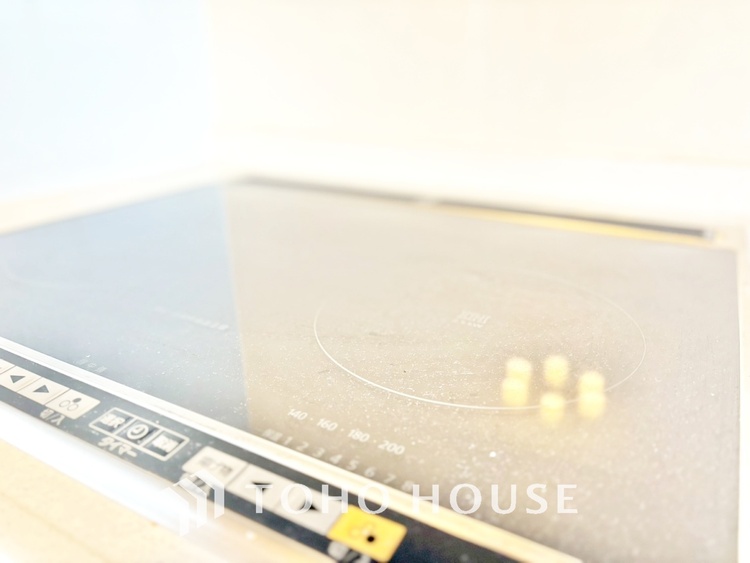 キッチン キッチンは家族の絆を育む大切な空間。シンプルで使い易いシステムキッチンで愉しく作る料理は愛情のある美味しいご馳走に。家族で使えるダイニングキッチンです。