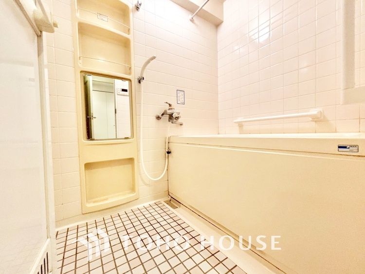 風呂 【浴室】《一日の疲れを落としてくれる場所は、落ち着く場所でなければならない》　高級感溢れるカラーと大きさ・柔らかな曲線で構成された半身浴も楽しめるバスタブが心地よさをもたらします。