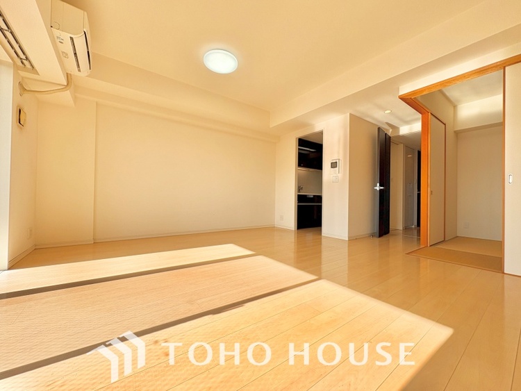 内装 ここはみんなが集い、食事と楽しい会話が始まる場所。話に夢中になりすぎて、ついつい時を忘れ、夜半過ぎになってしまう。そんな束の間の幸せを感じさせてくれます。