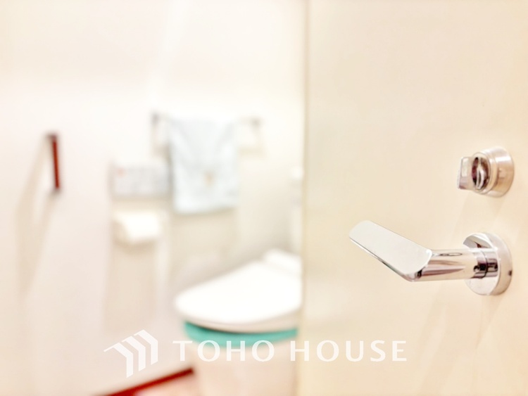 トイレ 清潔感あるホワイト調のクロスと温もり溢れるモダンカラーの床材が見事に調和した本邸宅は、毎日の生活を少しでも快適に過ごして頂ける様に落ち着いた雰囲気作りから行っています。