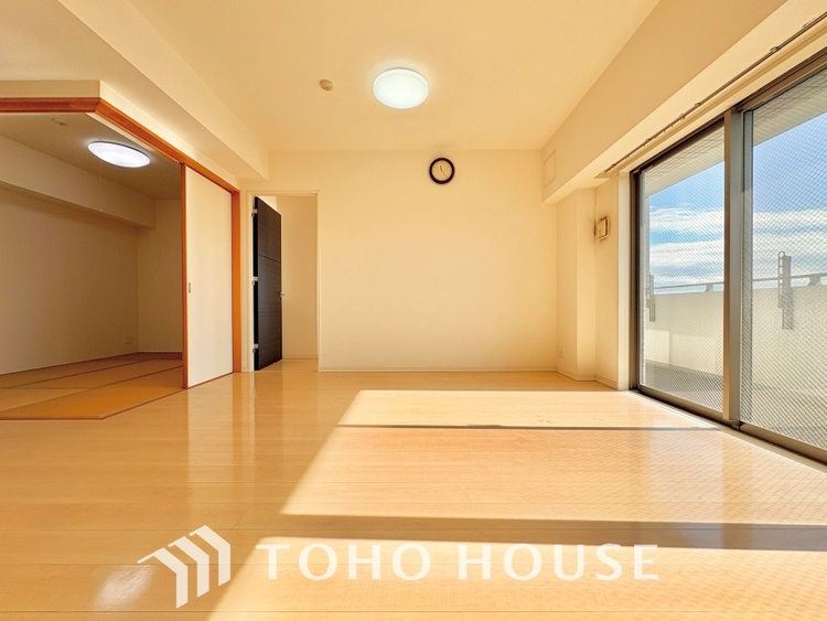 内装 堂々とした広さを誇るリビングは、優雅な開放感と安心感を兼ね備えた上質な空間。ご家族の時間を一層贅沢に演出します。