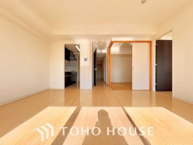 内装 明るく大きなリビングは、家族の安心と快適を育む空間。のびやかな広さが毎日の暮らしをより豊かに彩ります。