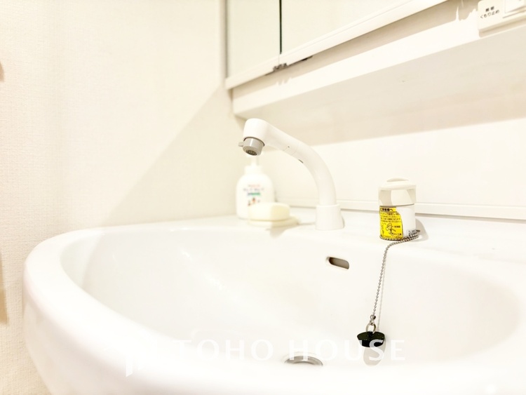 洗面 気持ちの良い朝をつくりだし、夕方には笑顔を取り戻させてくれるミラー。パウダールームはいつでも本来の自分を取り戻せる空間。明るく仕上げてあります。