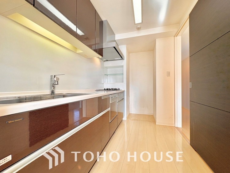 キッチン 上質な素材に囲まれたキッチンは、穏やかな時間が流れる特別な空間。洗練された料理が生まれる場所です。