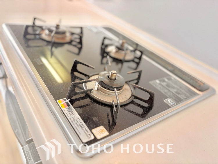 キッチン 毎日料理をする、料理が好き、家族が多くて量を作る必要がある、等の方々にとっては必須の３口コンロ。同時進行で効率アップはもちろん鍋を移動する回数が減り、無駄な動きを軽減することが出来ます。