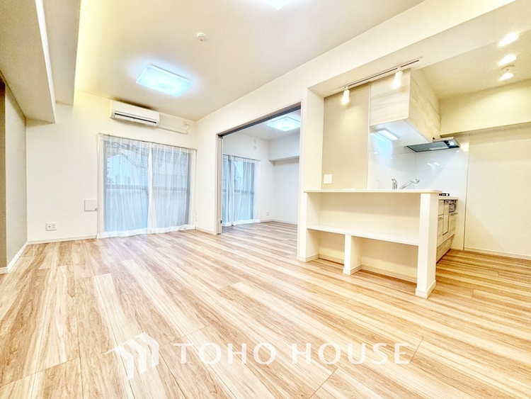 内装 居心地のいい暮らしには欠かせない眩い採光。ゆったりとした幅の窓からこの空間に降り注ぐ採光が絶えない。明るいリビングこそ居心地のいい暮らしが待っているのだと思う。