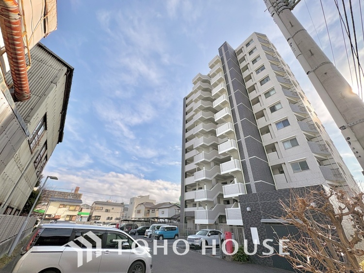 外観 ほんの少しのこだわり。ちょっとした色使いがその家がもつ雰囲気、趣（おもむき）を携え、暮らす家族や訪ねてくる友人・知人に新鮮な香りを運んできます。