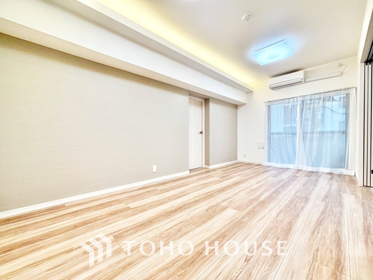 内装 ◆サンサンと◆差し込む太陽の光がこのリビングに笑いをもたらす。ソファの上のクッションがポカポカした暖気にぬくぬくと微睡んでいる。