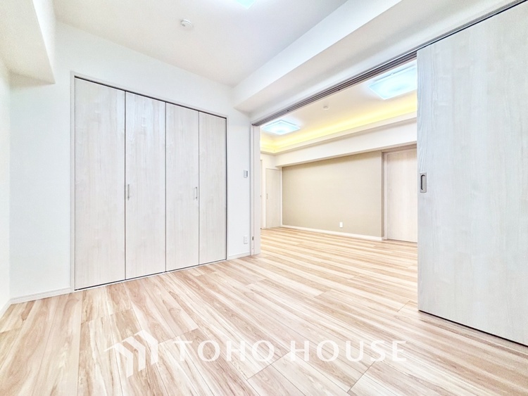 内装 使いやすく、明るい洋室に仕上がります。子供部屋や趣味のお部屋にご利用できます。ご自身で家具などを配置し、素敵な空間を創り上げられます。