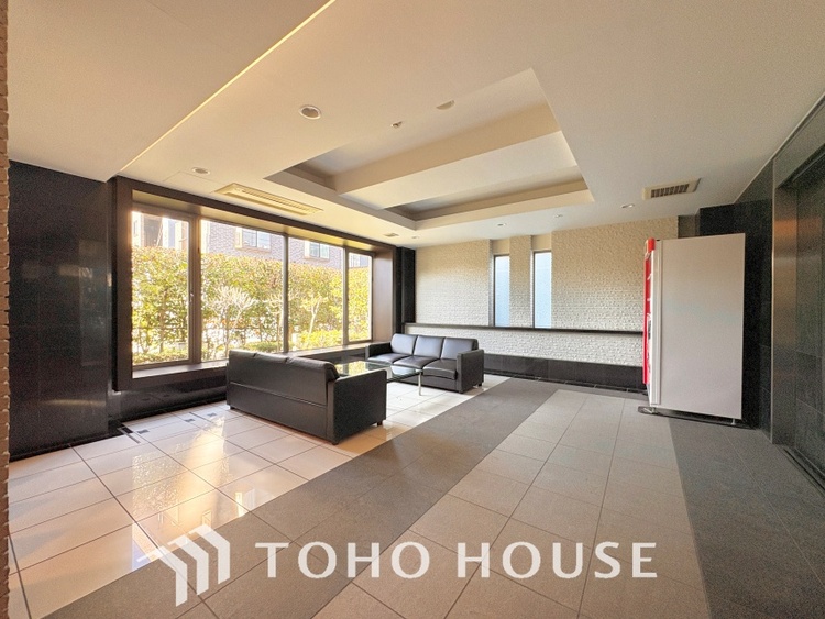 エントランス ほんの少しのこだわり。ちょっとした色使いがその家がもつ雰囲気、趣（おもむき）を携え、暮らす家族や訪ねてくる友人・知人に新鮮な香りを運んできます。