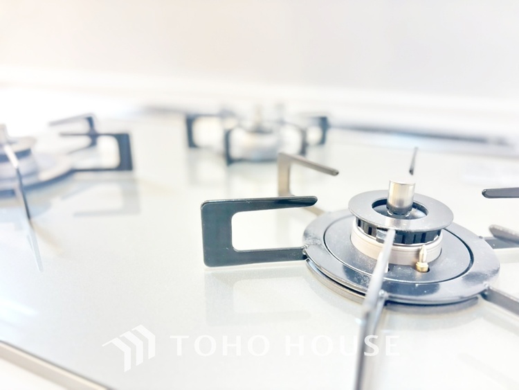 内装 毎日料理をする、料理が好き、家族が多くて量を作る必要がある、等の方々にとっては必須の３口コンロ。同時進行で効率アップはもちろん鍋を移動する回数が減り、無駄な動きを軽減することが出来ます。