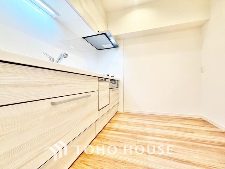 キッチン 手元の収納から、足元の収納までが全てスライド式で、奥のスペースまで有効に活用できます。奥まで上から見渡せるので、たまにしか使わない調理器具もサッと取出せます。