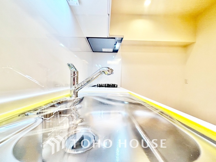 キッチン ◆愛育◆キッチンは家族の絆を育む大切な空間。シンプルで使い易いSystemKitchenで愉しく作る料理は愛情のある美味しいご馳走に。家族で使える広々としたダイニングキッチンです。