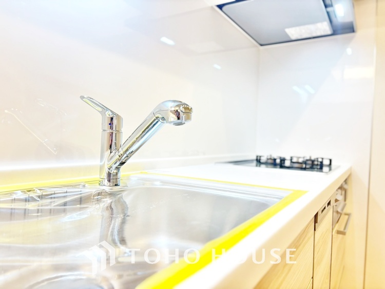 キッチン キッチンは家族の絆を育む大切な空間。シンプルで使い易いシステムキッチンで愉しく作る料理は愛情のある美味しいご馳走に。家族で使えるダイニングキッチンです。