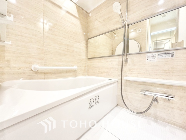 風呂 【浴室】《一日の疲れを落としてくれる場所は、落ち着く場所でなければならない》　高級感溢れるカラーと大きさ・柔らかな曲線で構成された半身浴も楽しめるバスタブが心地よさをもたらします。